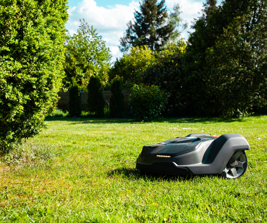 I robot da giardino che fanno il lavoro sporco al posto tuo quando non ci sei.